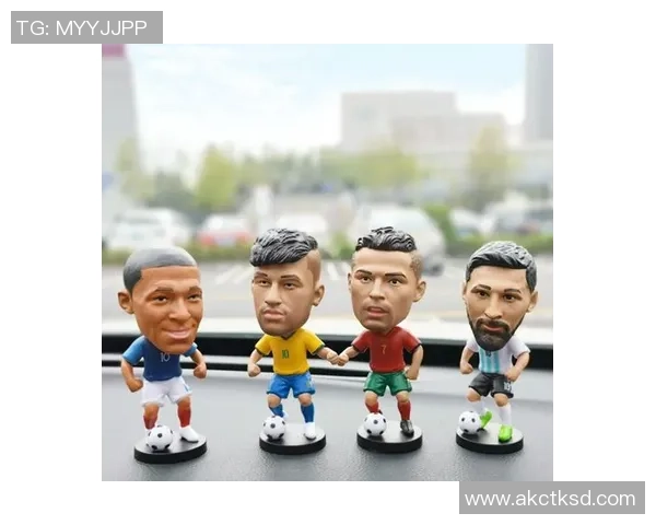 足球明星手办精美展示与详细介绍让你领略球场风采与艺术魅力